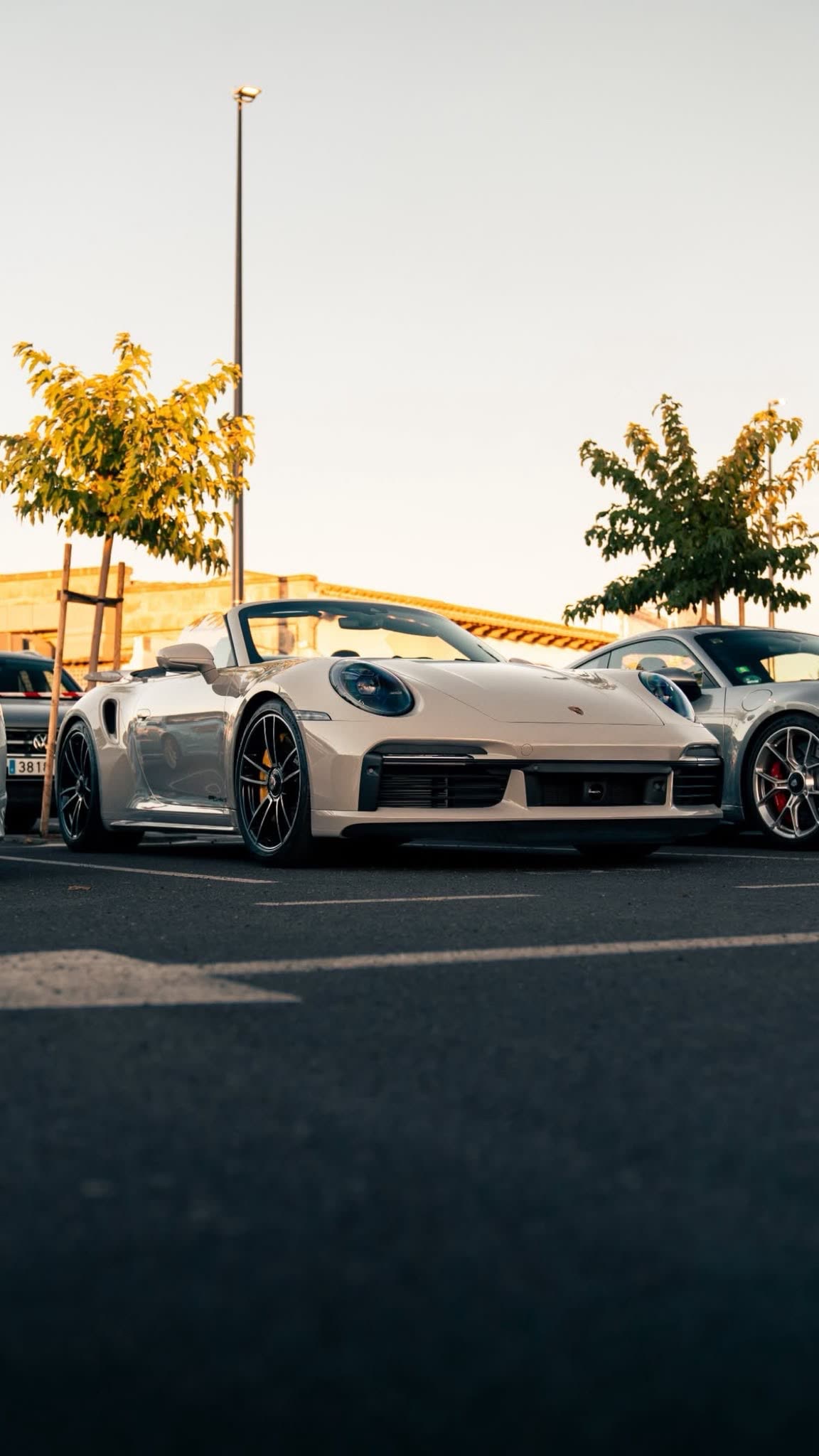 Porsche 911 Turbo Cabrio in Creme im Sonnenuntergang